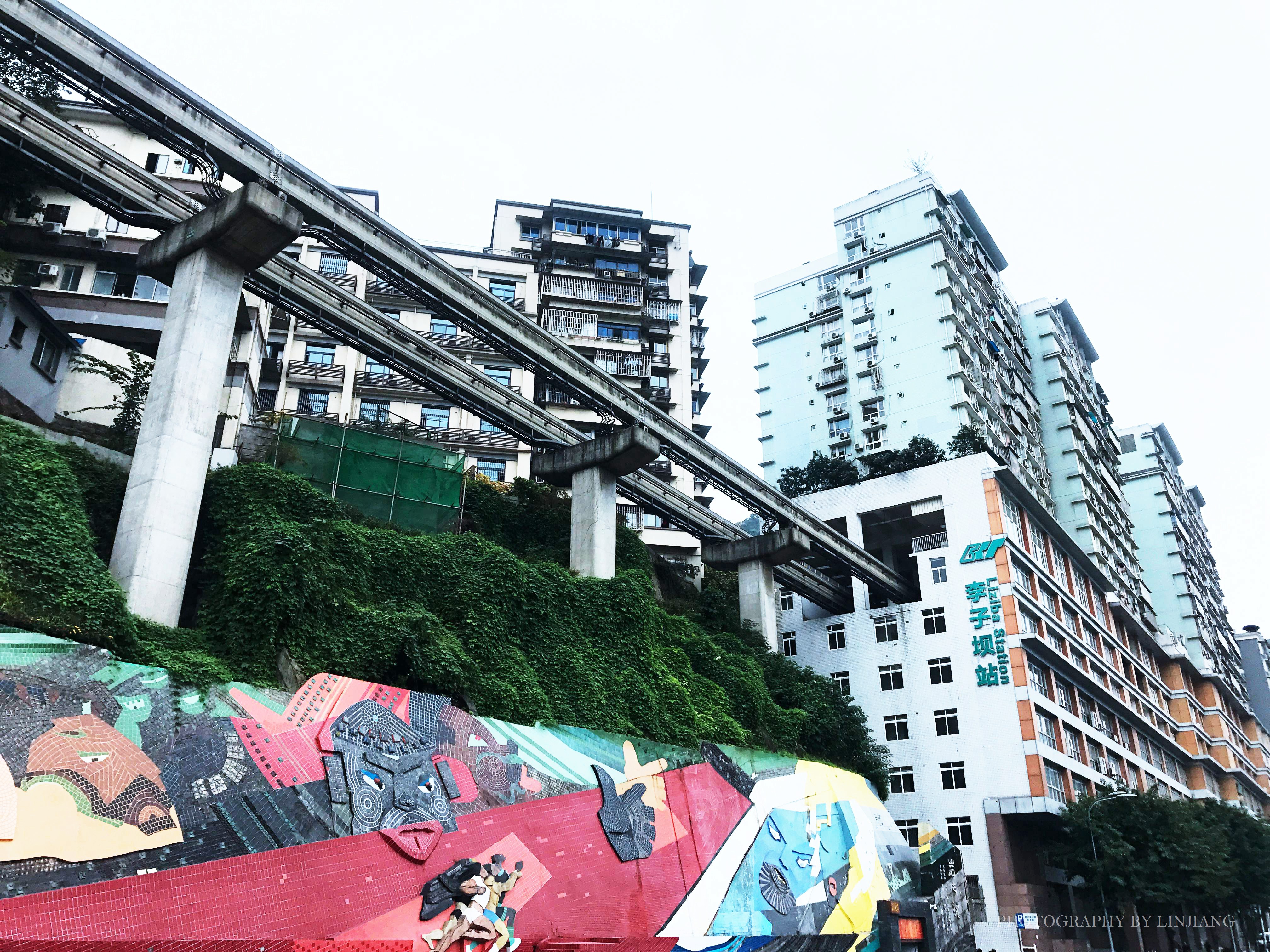 重庆地铁路人,游客感叹重庆地铁