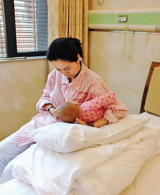 交叉式哺乳的正确姿势,新手妈妈们母乳喂养的正确方法