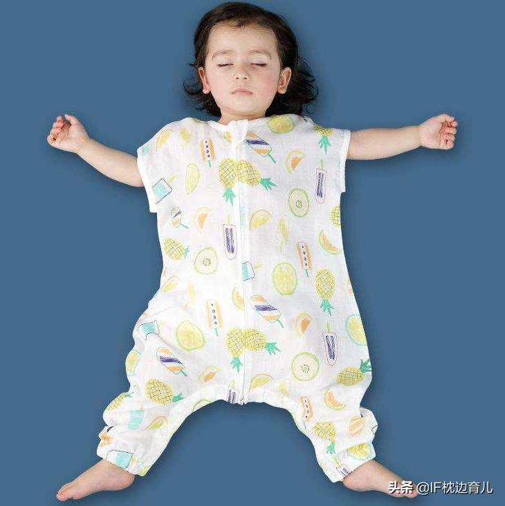 宝宝睡觉爱踢被子用这5招来应对,婴儿与被子的抗争