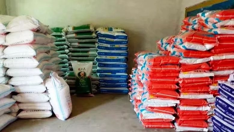 尿素肥多少钱一吨,二铵化肥尿素今日价格