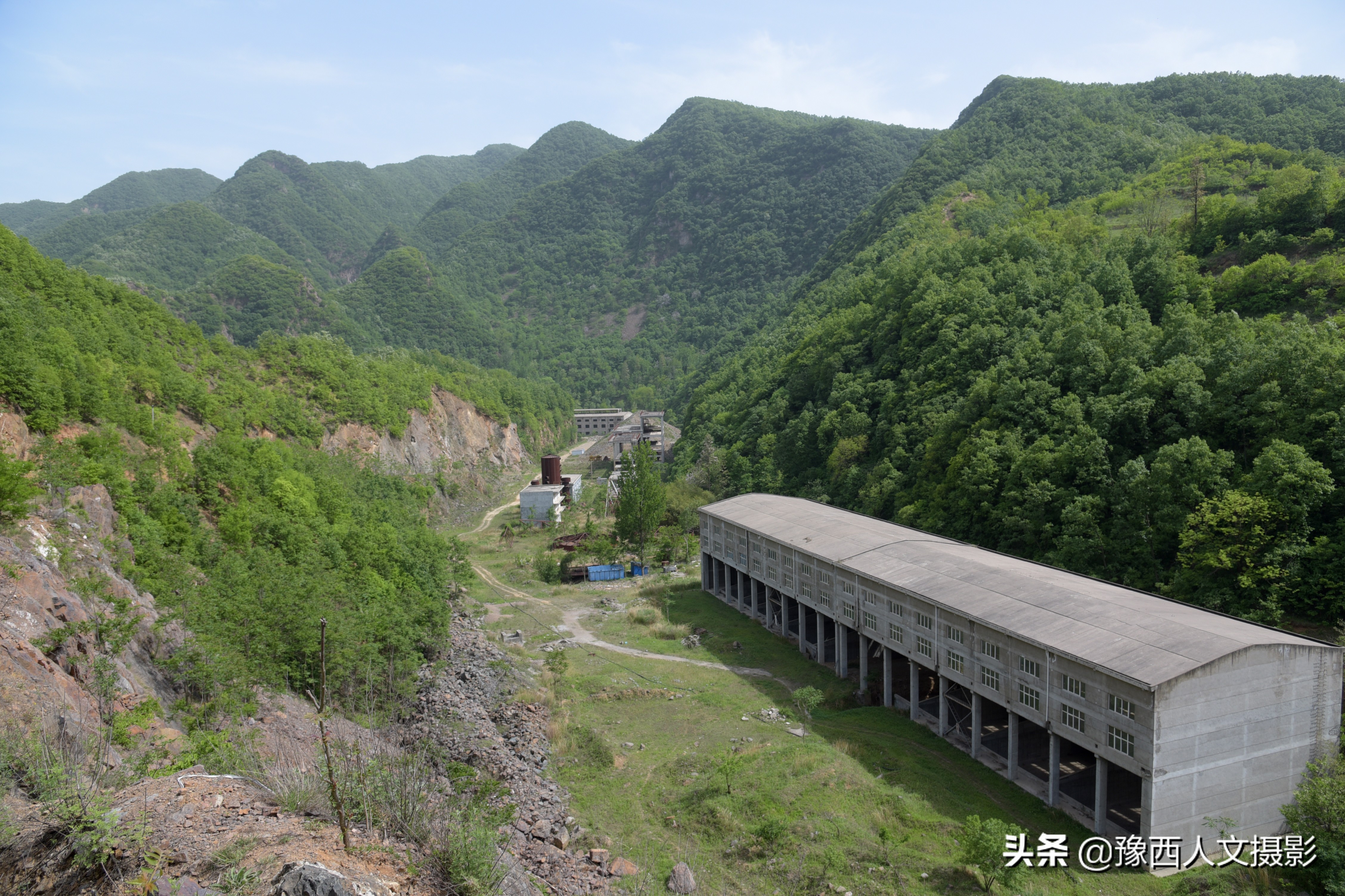 悬崖峭壁上现神秘山洞,大山山顶发现巨大深洞