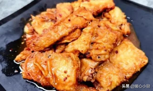 50岁大妈在街上买10元3斤野鱼,老人家路边卖鱼一斤35元