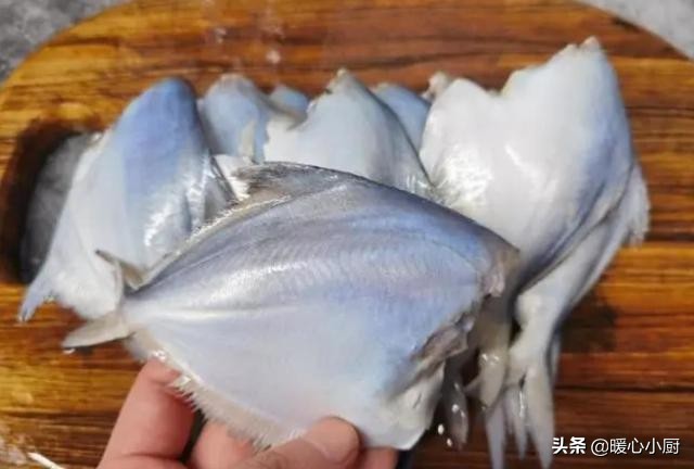 50岁大妈在街上买10元3斤野鱼,老人家路边卖鱼一斤35元