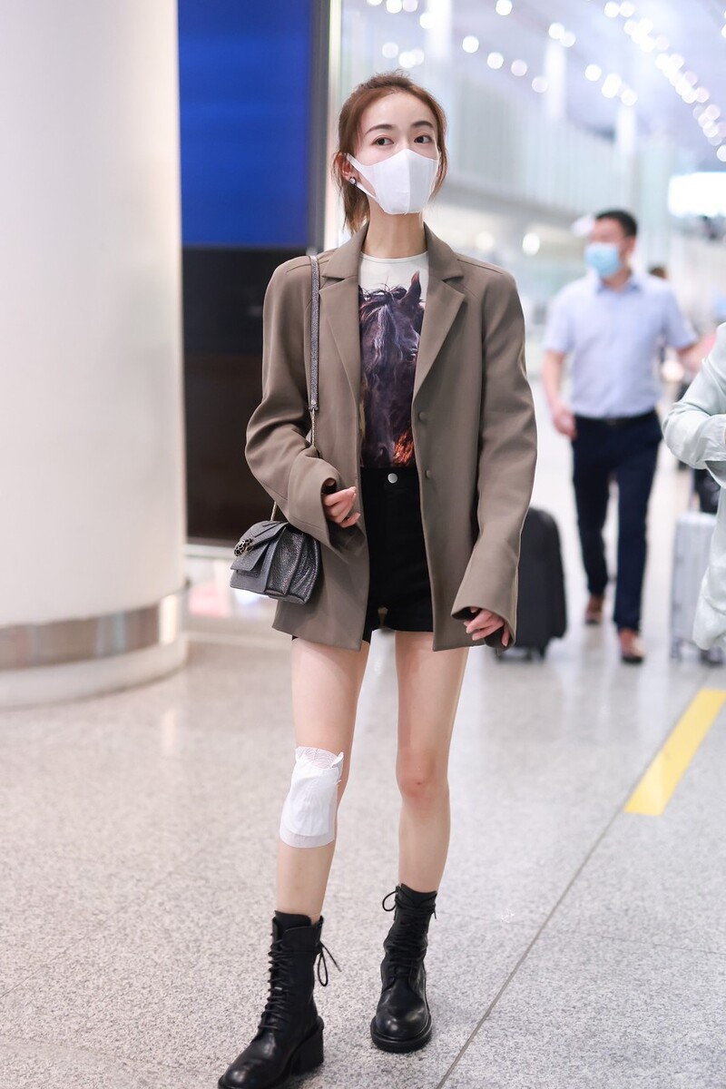 吴谨言皮草夹克,吴谨言蓝色牛仔短裙