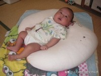 婴儿呕吐是啥引起的,婴儿溢奶的症状