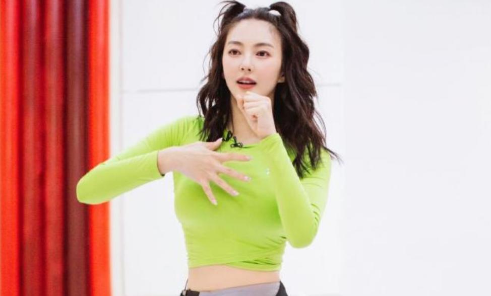 大佬力捧多年没火，“人间富贵花”如今居然凭借几套衣服出圈了？