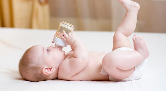 刚出生的婴儿不用喂奶么,为什么母乳喂养的宝宝不需要喝水