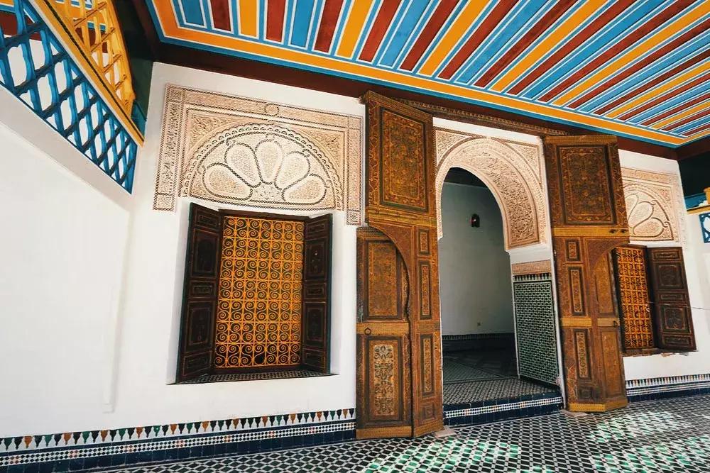 在摩洛哥皇宫，穿拖鞋看秀，是什么体验？