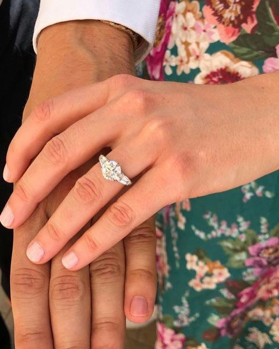 碧翠丝公主外出购物衣品见长，黑西装很有型，借百褶裙巧妙遮孕肚