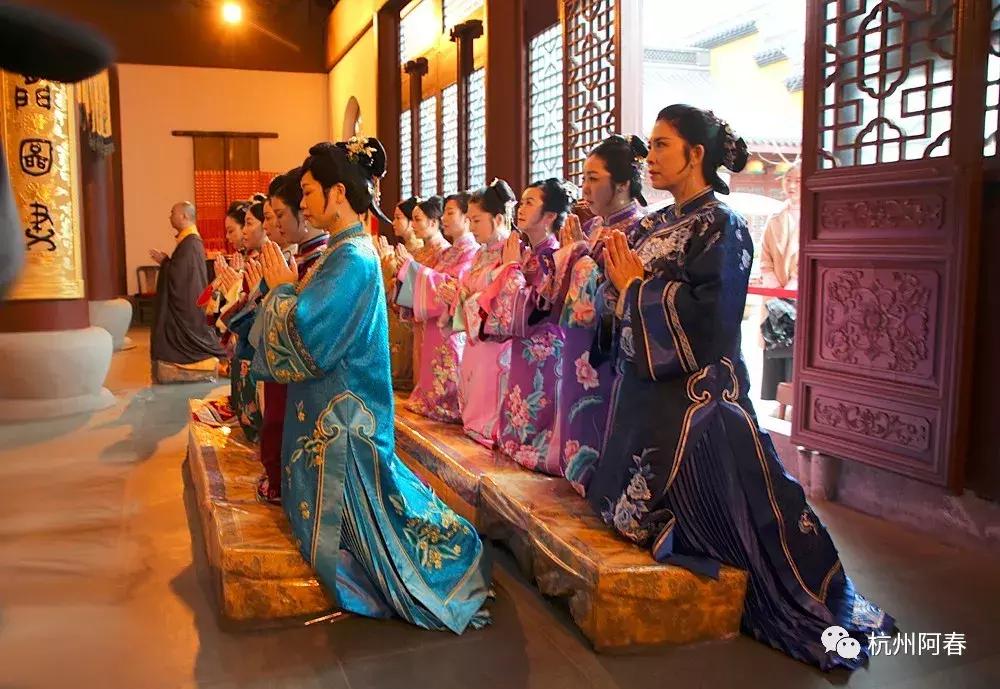 超百图再现2018年服装圈内那三十道靓丽风景……