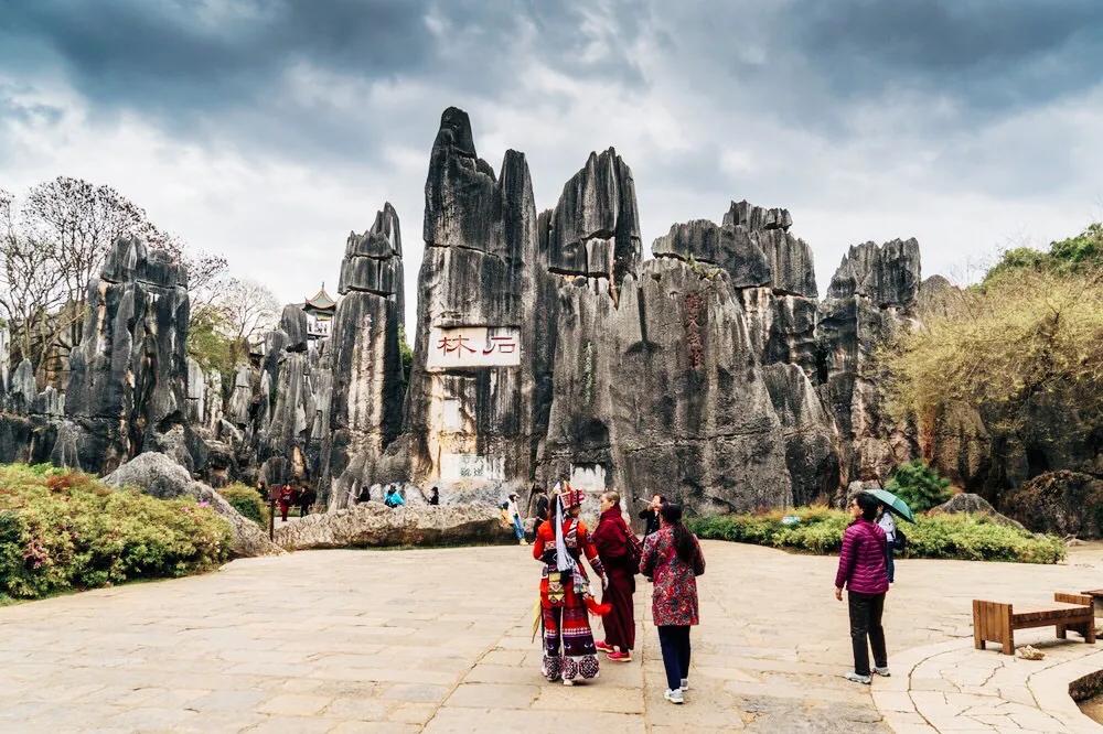 云南昆明天下第一奇观石林美景,天下第一奇观石林拥有喀斯特地形
