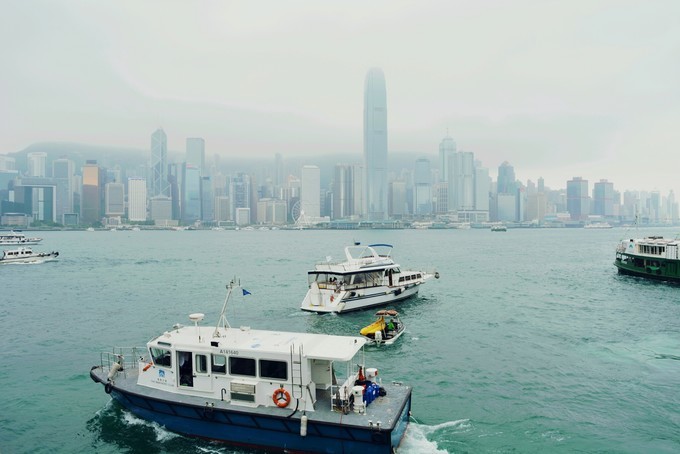 世界将我包围下一句,世界将我包围演唱