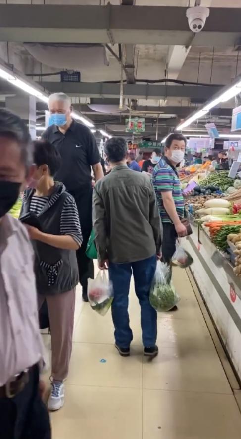 低调！姚明父亲菜市场戴口罩买菜！2米08身高让人“仰望”