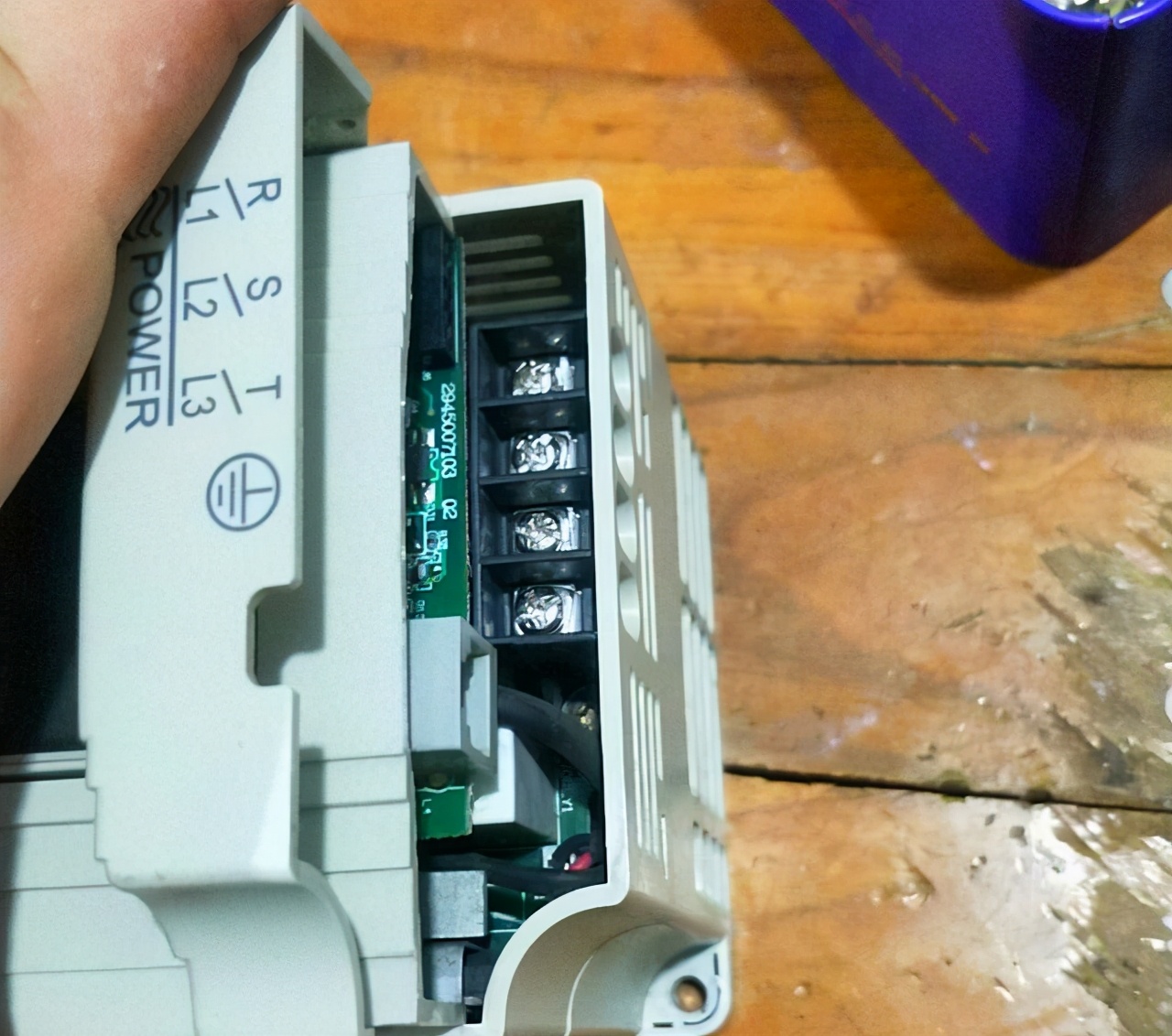 变频器电源相序能改变电机转向吗,变频器如何调节电机正反转参数