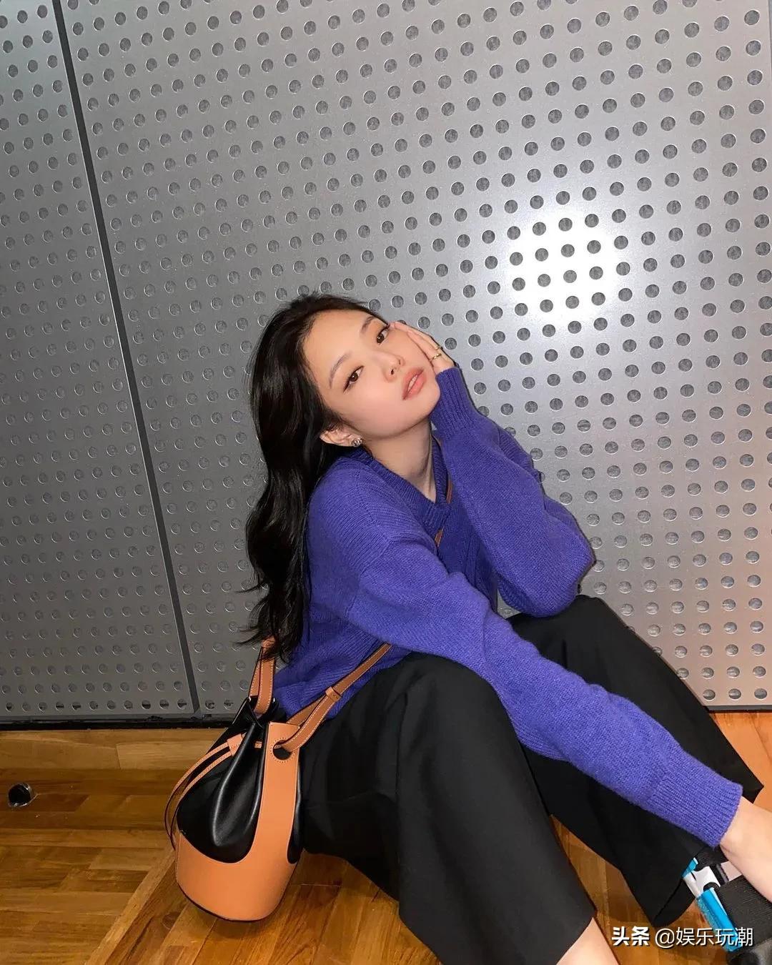 jennie生日应援视频,jennie生日收到粉丝给的白玫瑰