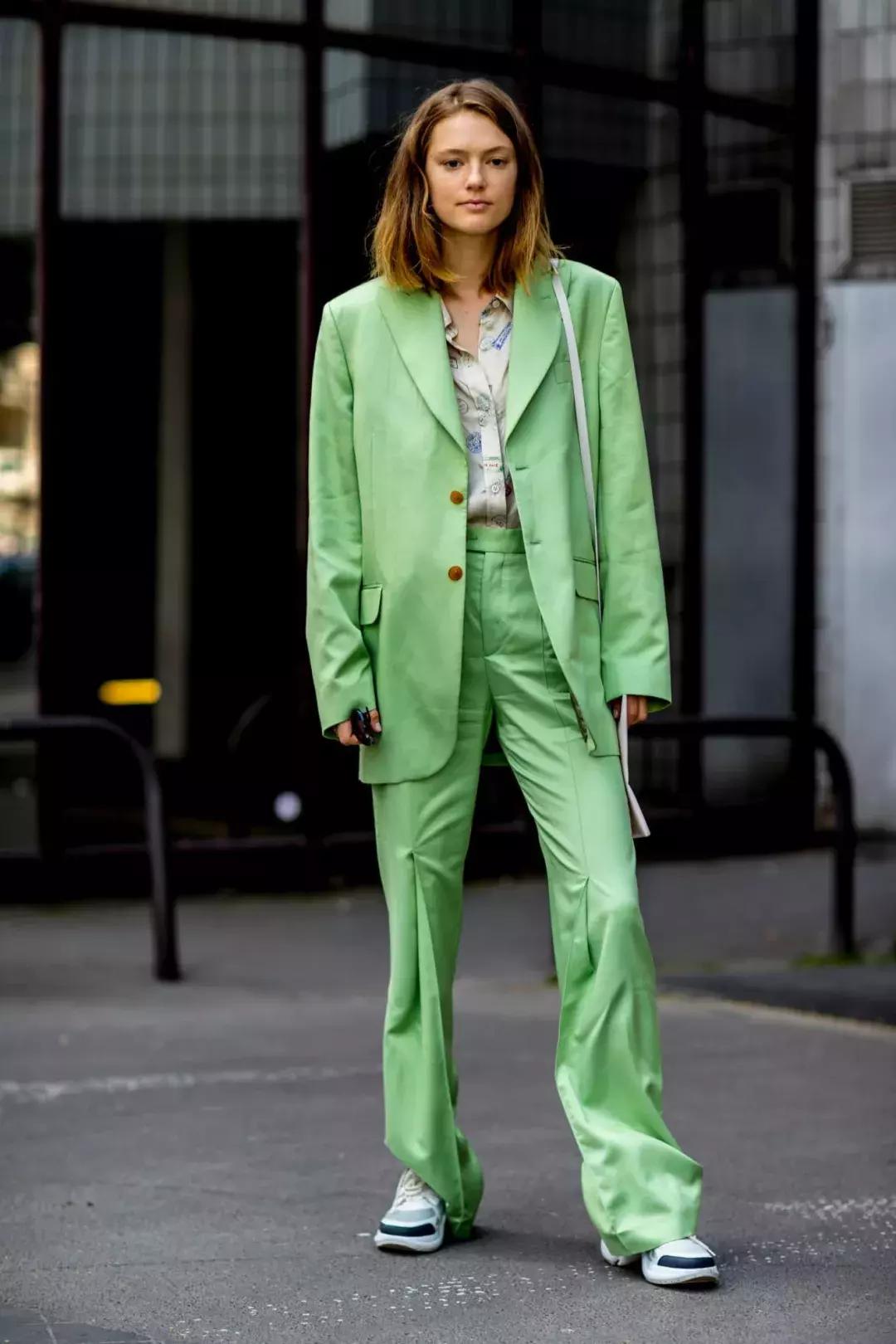 穿上西装我就必须彬彬有礼,像大人一样穿上一身帅气西装