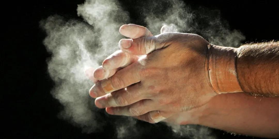 健身怎么手才不会起茧子,健身有手茧说明握力差