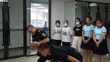 阔口社区“*党**建+”邻里中心，荔警蜀黍教你女子防身术！