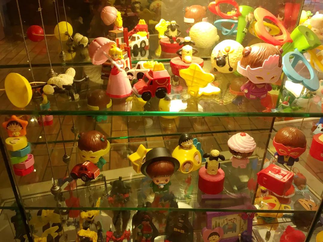 几个小孩偷超市食物,大人可以点麦当劳儿童套餐吗