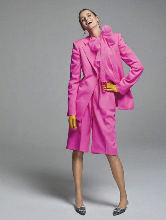 美国第一超模身材走样,60多岁的超模重新登台