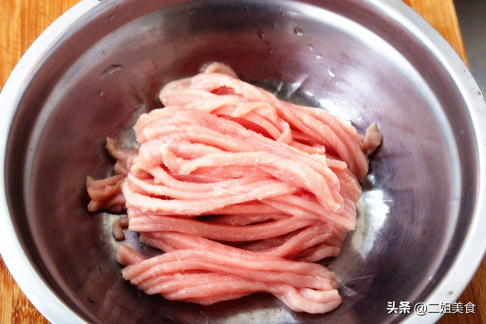 无论炒什么肉丝,都别直接下锅炒!多做这2步,肉丝嫩滑不粘锅