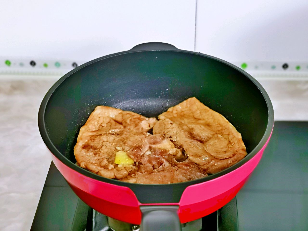 在家做正宗的上海秘制大排，肉香四溢，甜而不腻，好吃到停不下来