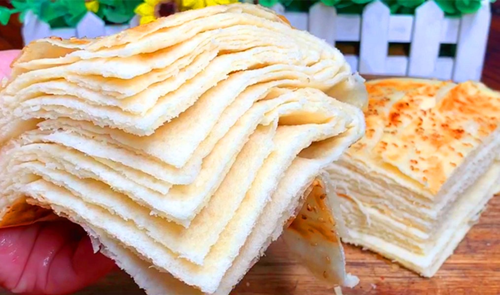 烙饼时，直接烙是大错特错，多加这一步，饼柔软起层，凉了也不硬