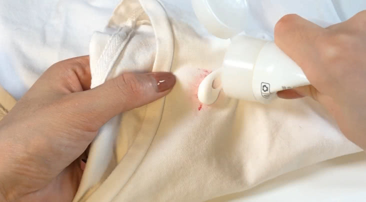 白衣服染上口红快速清洗的小妙招,衣服染上口红洗不掉