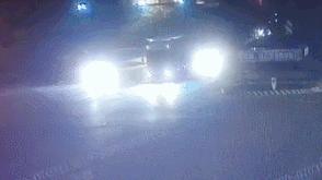 小车夹心饼干事件后续,小车弯道超车被大车撞成夹心饼