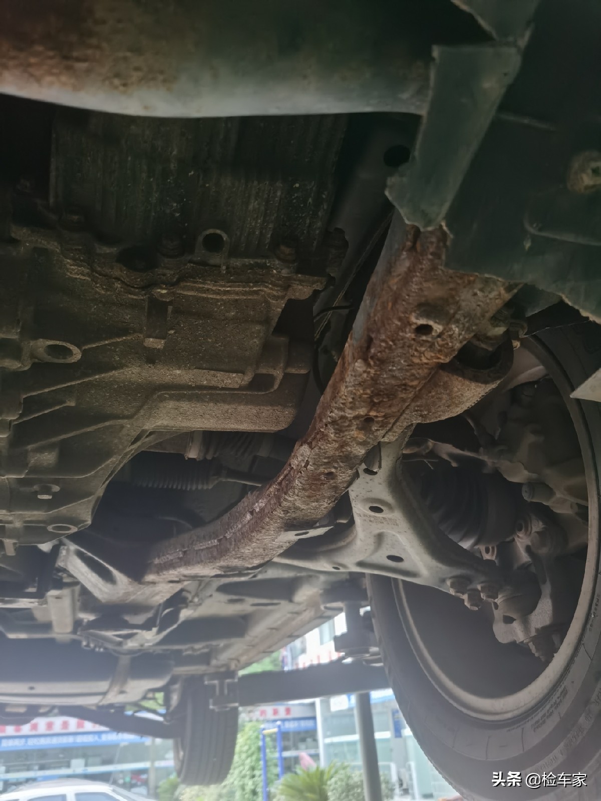 4万多的名爵锐腾买来糟心，拆开饰板车主叫出声，底盘装甲白喷了