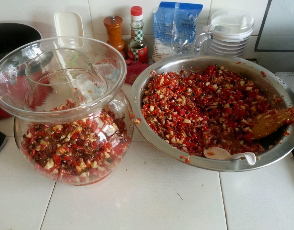 做剁辣椒除了放盐还要放什么吗,做剁辣椒时放什么不会酸