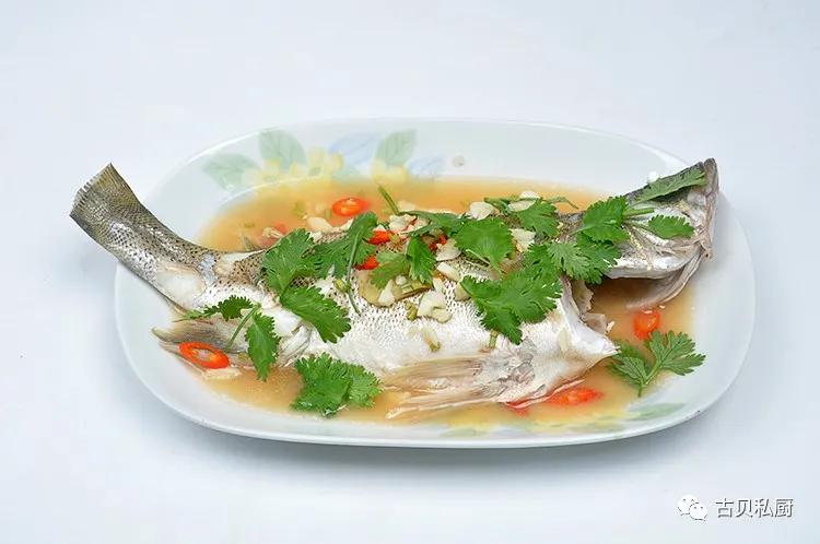 泰式酸辣柠檬鲈鱼,泰国菜柠香蒸鲈鱼