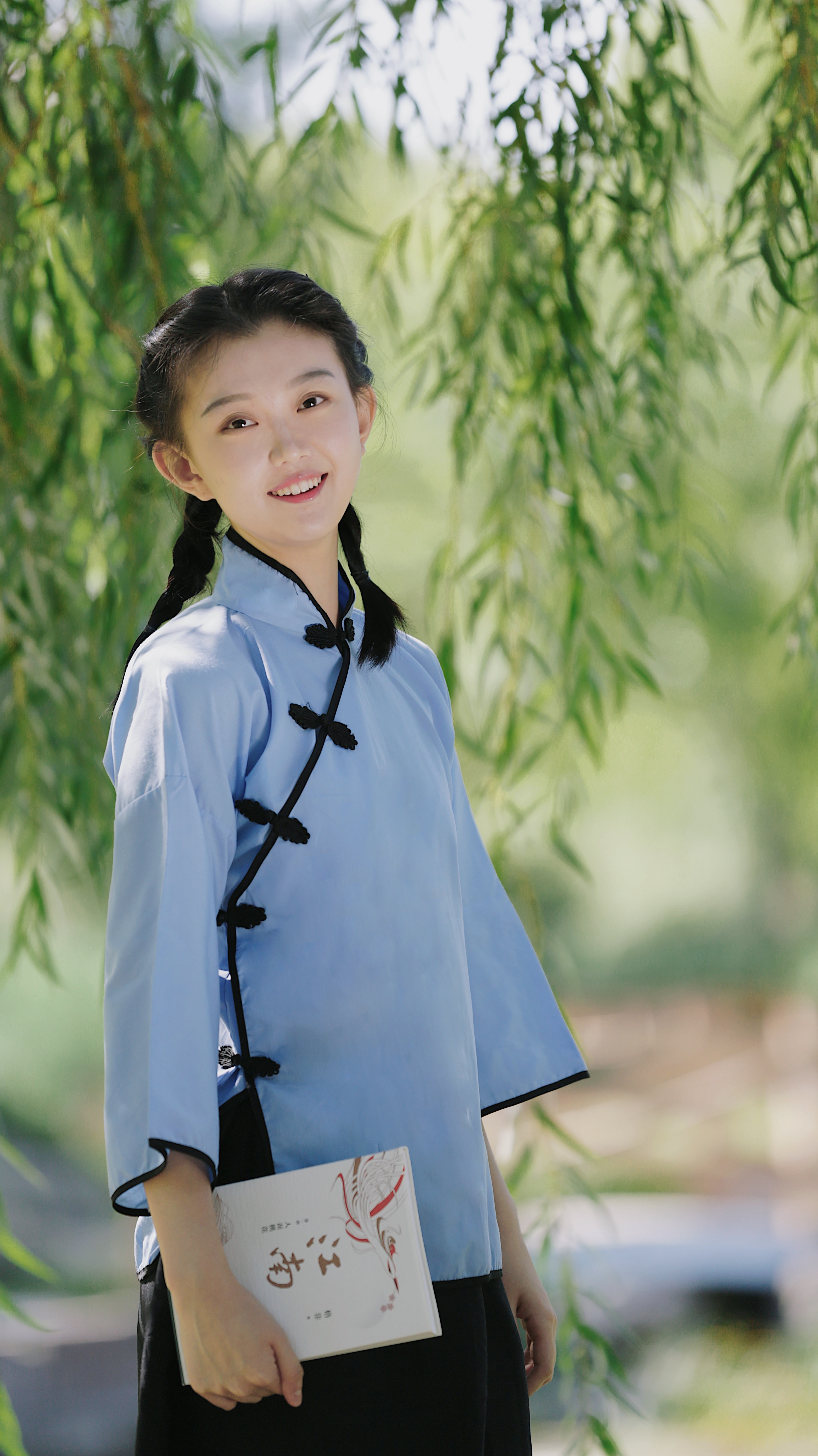 美女拍书的文艺照片,美女拍书照片