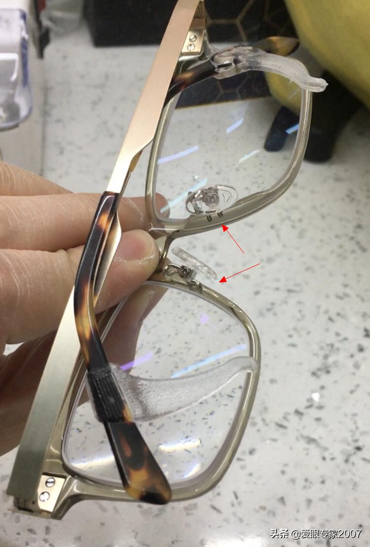 板材眼镜鼻托掉了怎么配,板材眼镜鼻托如何卸下来