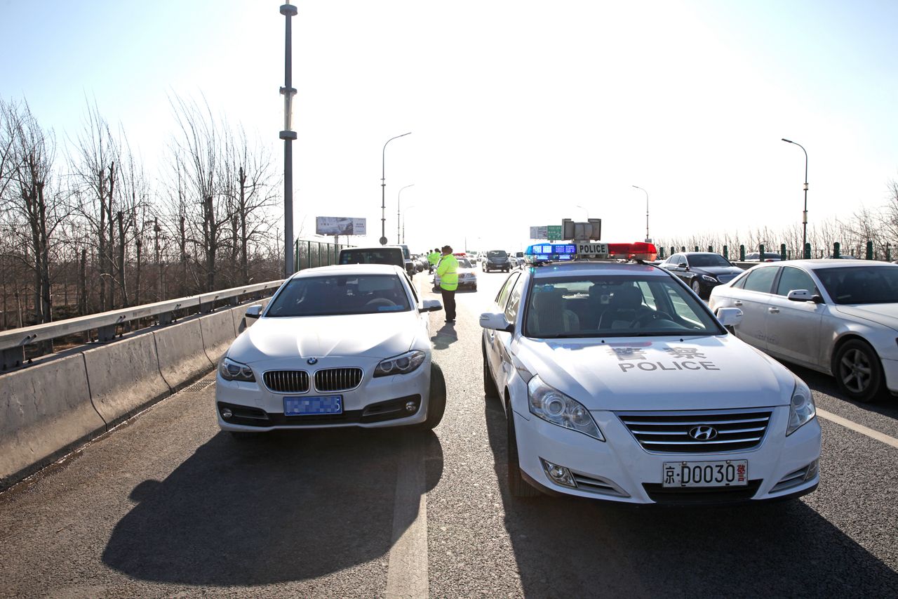 警车上喷印标识,警车上印的警察是什么意思