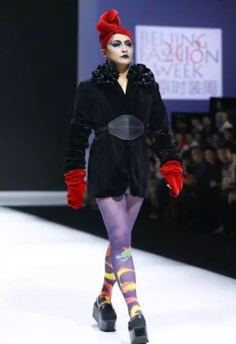 陈志朋厚底鞋,陈志朋穿白皮靴