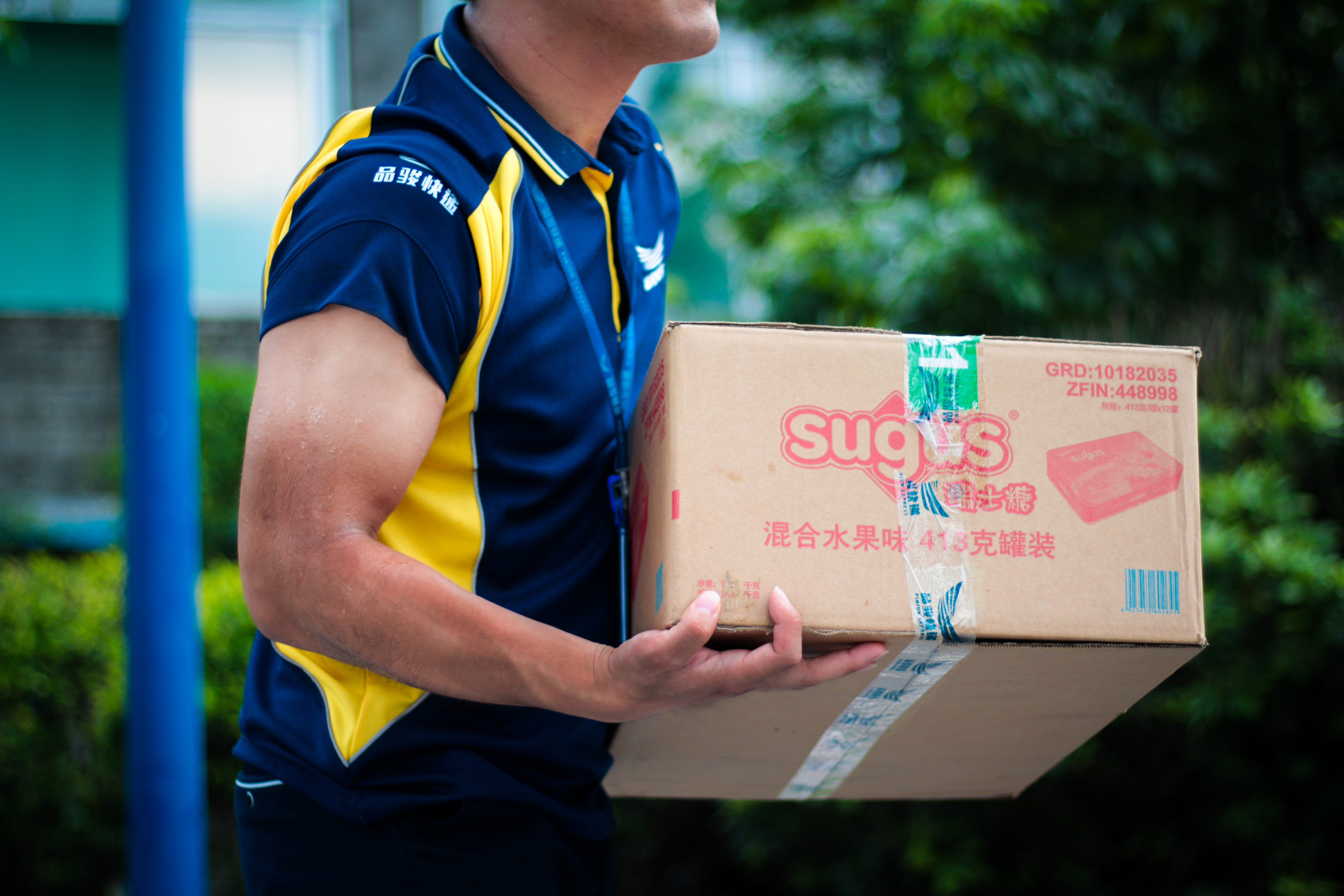 夏日快递不降温，冒酷暑品骏小哥在飞奔