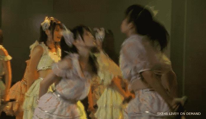 日本一位中年油腻胖大叔：从事业顶峰跌落谷底后，反弹力爆发，打造出风靡全球的美少女天团AKB48