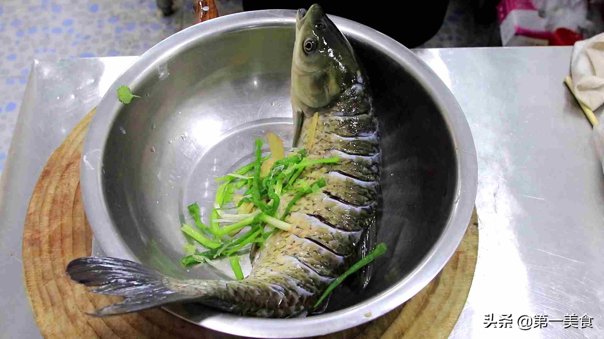 红烧鱼如何不粘鱼皮,红烧鱼怎样不坏