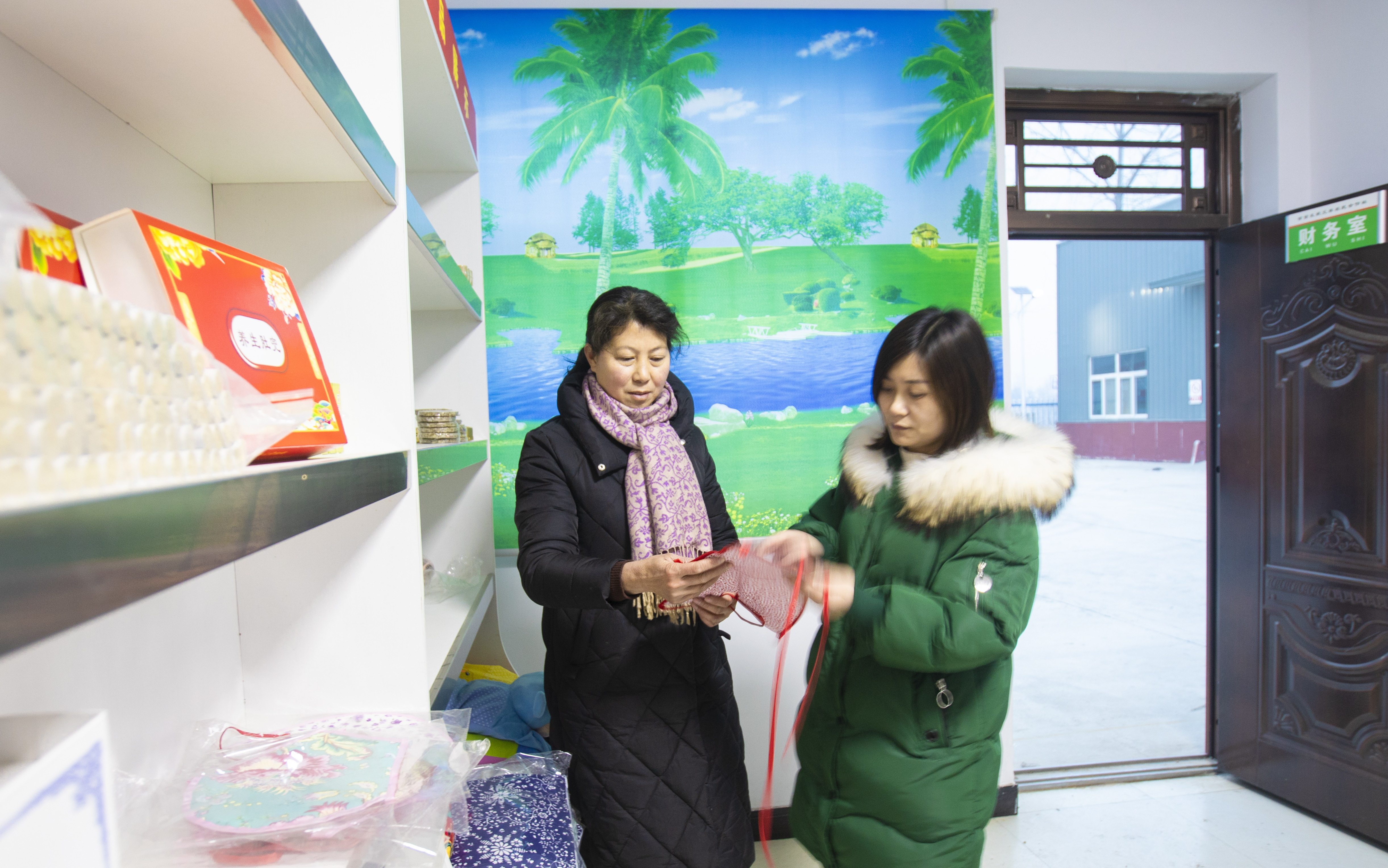 世界冠军母亲带全村留守女儿就业,世界冠军为小女孩圆梦