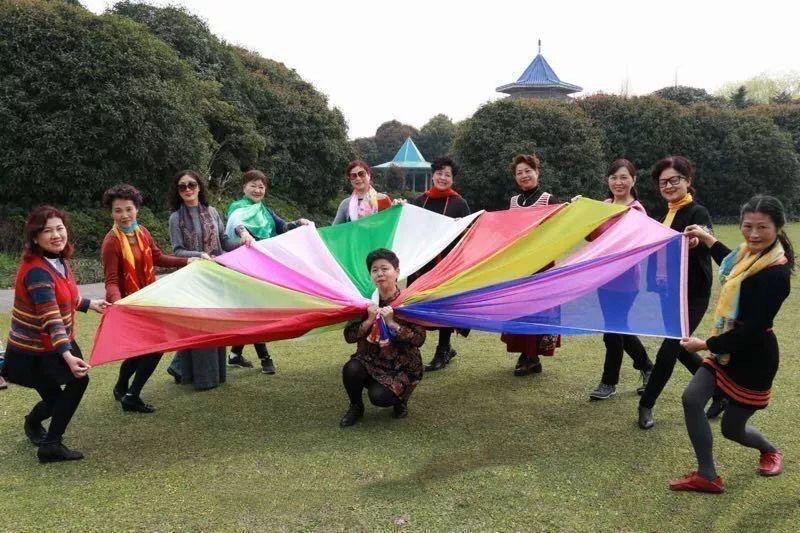 美丽的丝巾搭配美出高级感小姐姐,美丽的丝巾搭配丝巾新花样