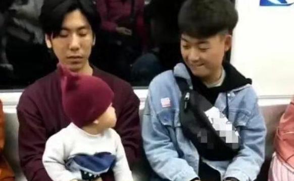 “花痴宝宝”火了,地铁上“狂撩”小哥哥,宝爸:难道我不帅?