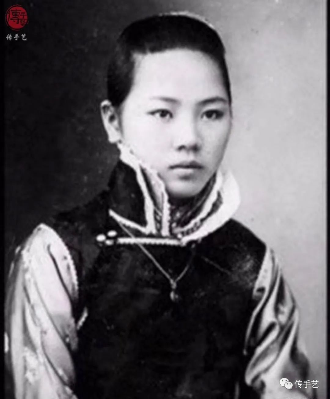 听过“塑身衣”，听过“塑脸领​”吗？民国显瘦第一神器