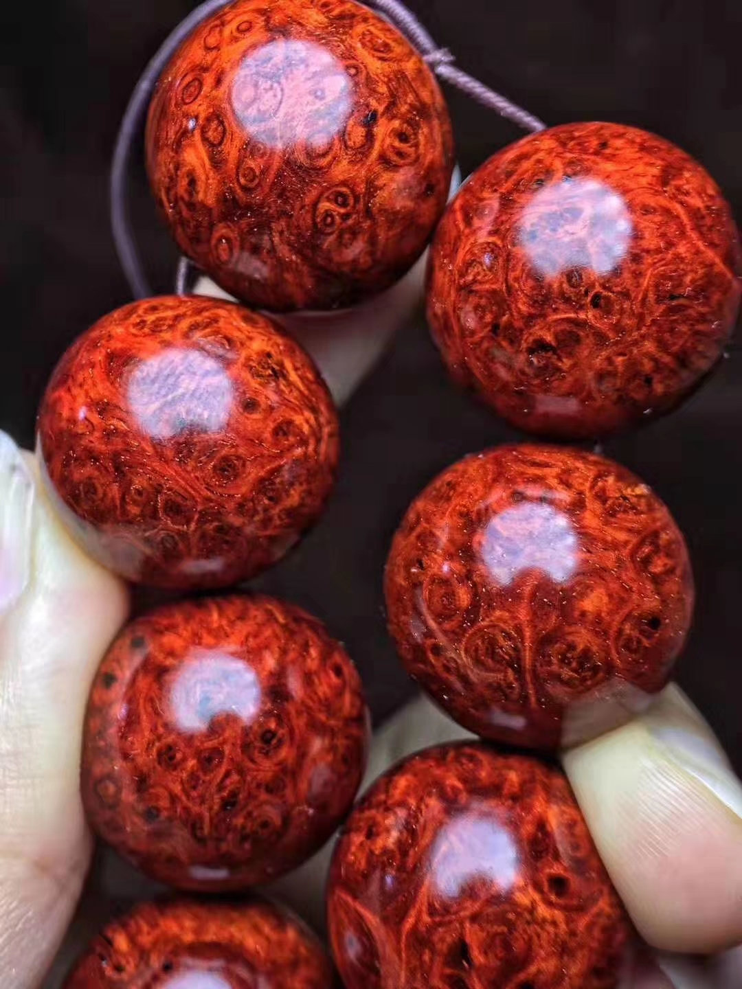 典型吃药：同样一块紫檀料子，300块钱你不要，1000块钱你就抢？