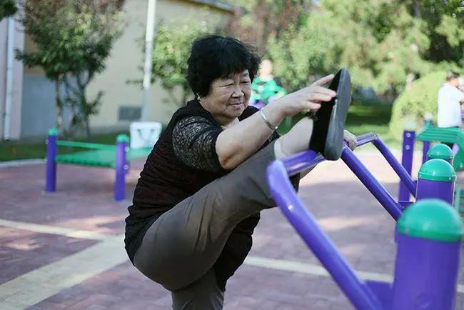 中老年拉筋锻炼最佳方式,老人压腿拉筋的正确方法