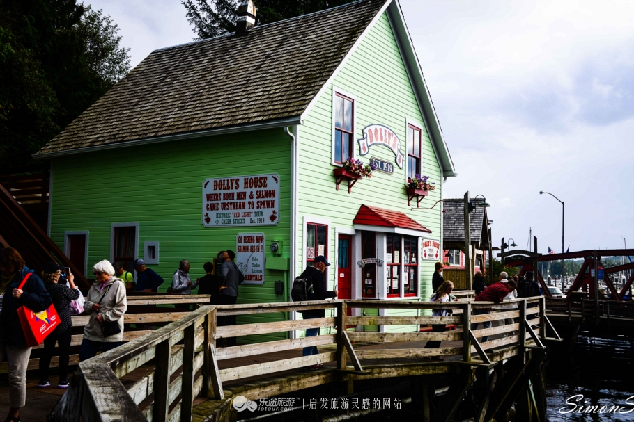 阿拉斯加：男人和三文鱼都赶来配种的“*灯区红**“