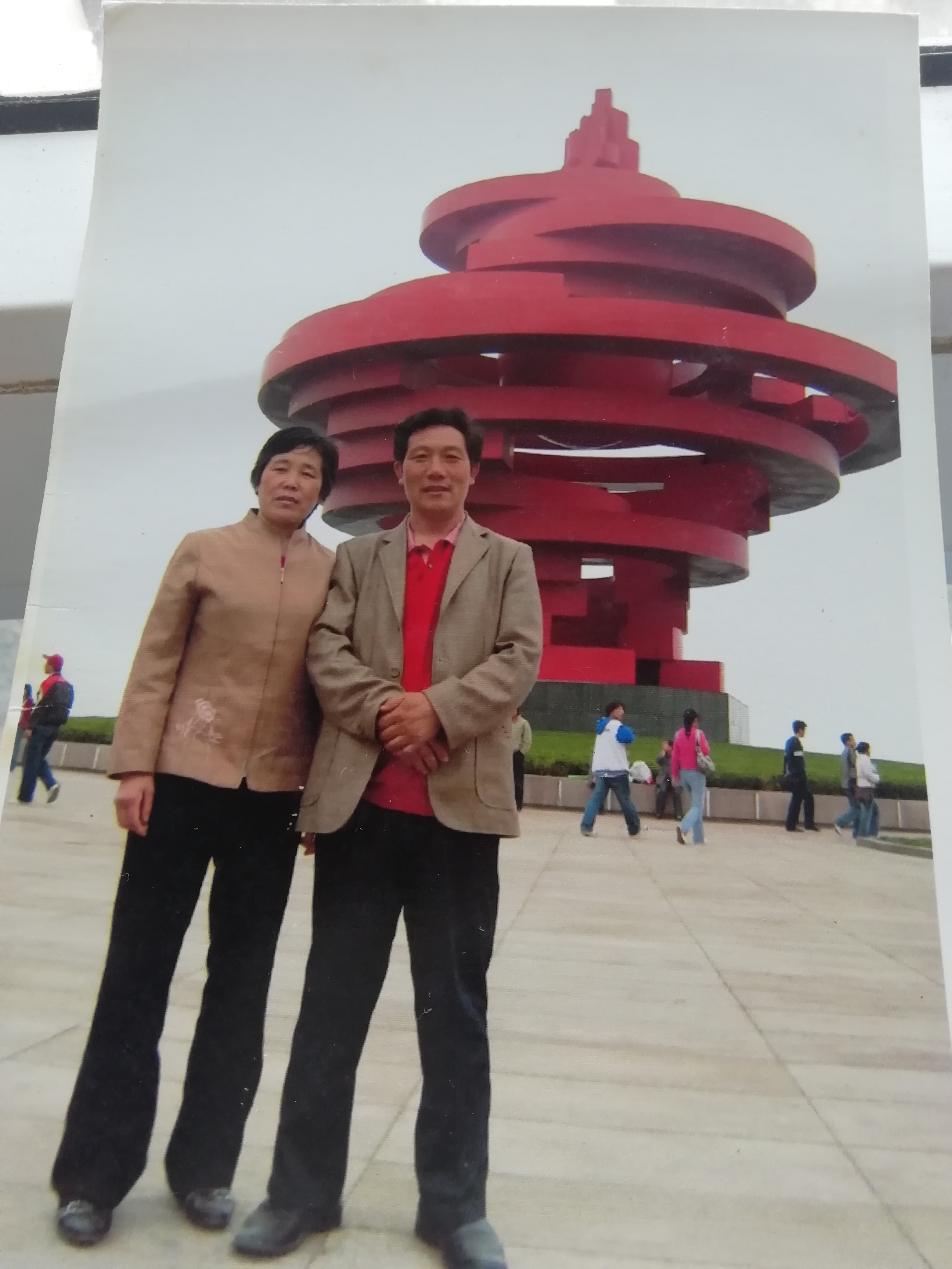 平凡也伟大爱心司机尹东的一天帮残疾菜农卖完500多棵大白菜,再卖自家囤的菜