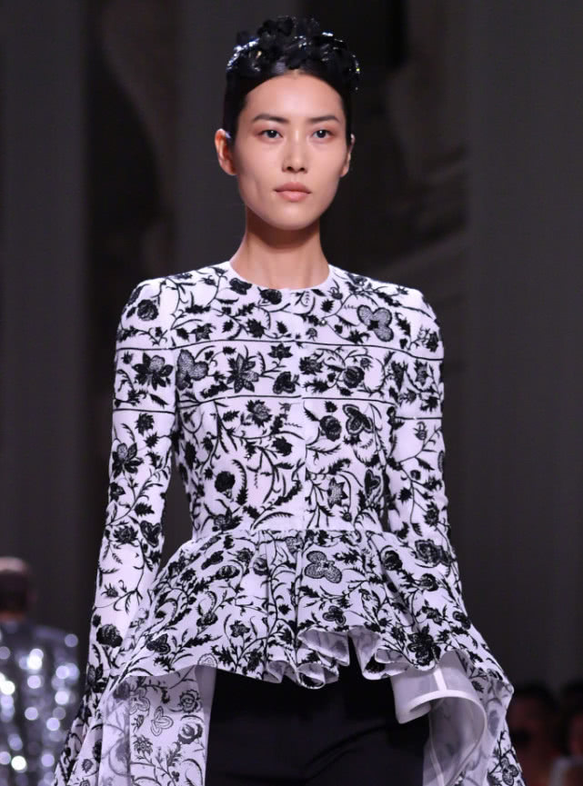 杨幂穿纪梵希小白鞋,杨幂givenchy靴子