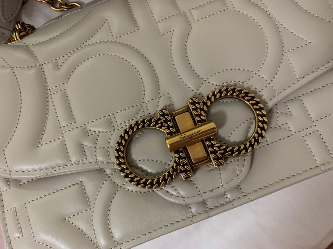 入职场的第一个包轻奢,初入职场的第一个包包