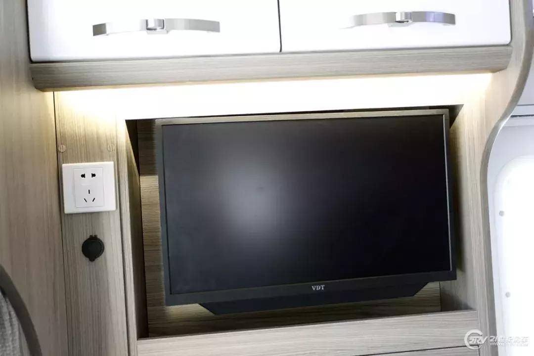 飞翔小额头自动挡房车,小额头依维柯房车c型房车